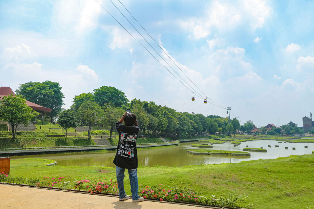 Anak Sedang Memoto Pemandangan